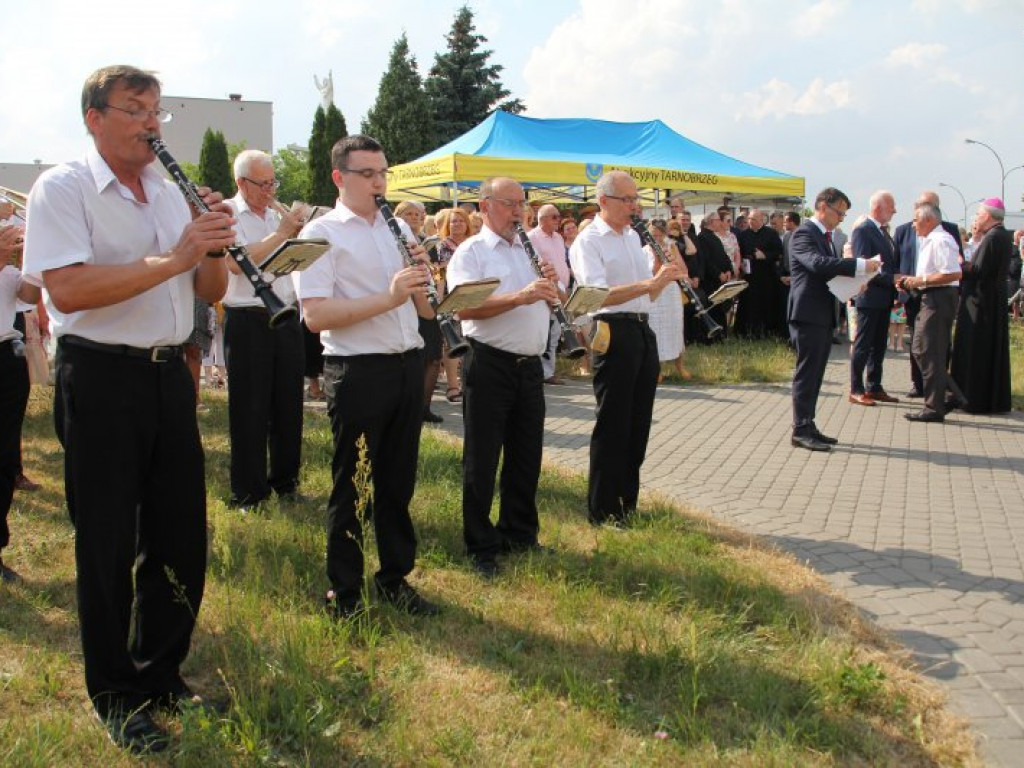 Tarnobrzeg. Biskup Krzysztof Nitkiewicz poświęcił rondo im. Ks. Prałata Michała Józefczyka [zdjęcia]