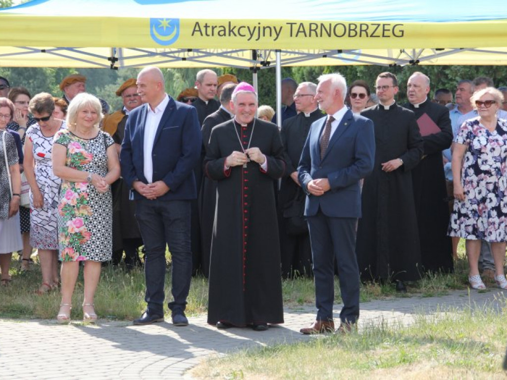 Tarnobrzeg. Biskup Krzysztof Nitkiewicz poświęcił rondo im. Ks. Prałata Michała Józefczyka [zdjęcia]