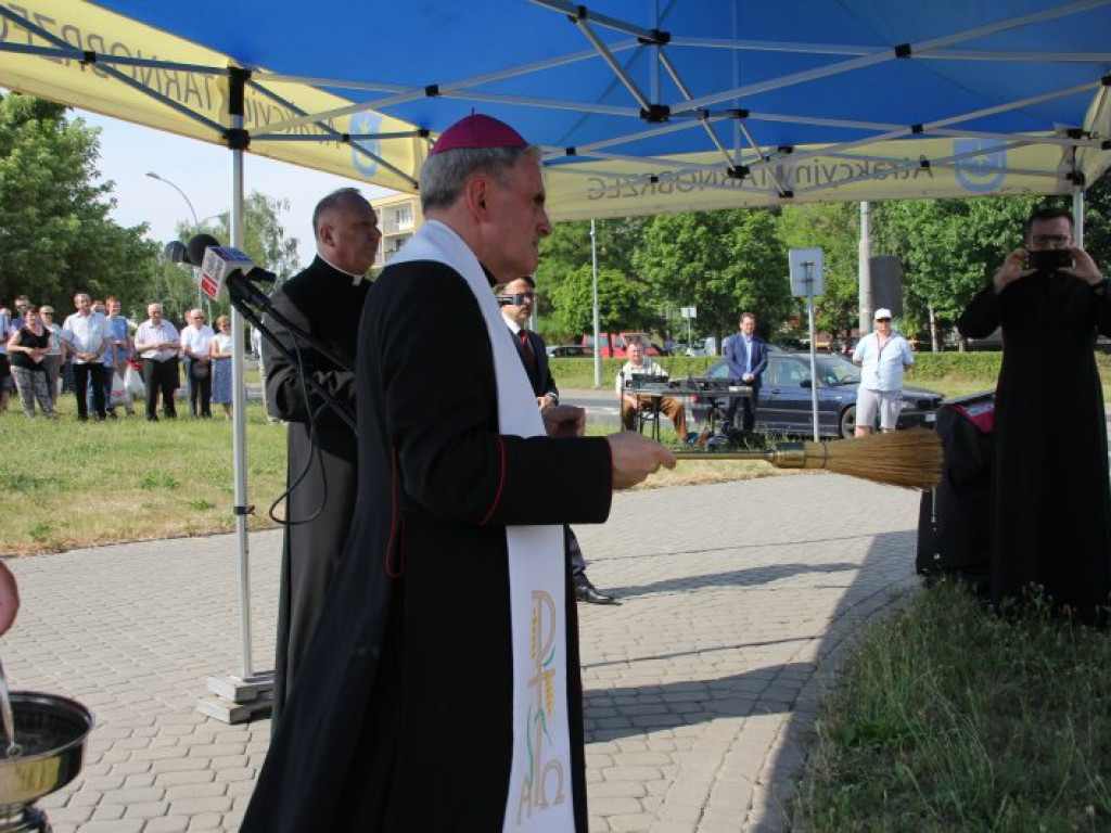 Tarnobrzeg. Biskup Krzysztof Nitkiewicz poświęcił rondo im. Ks. Prałata Michała Józefczyka [zdjęcia]