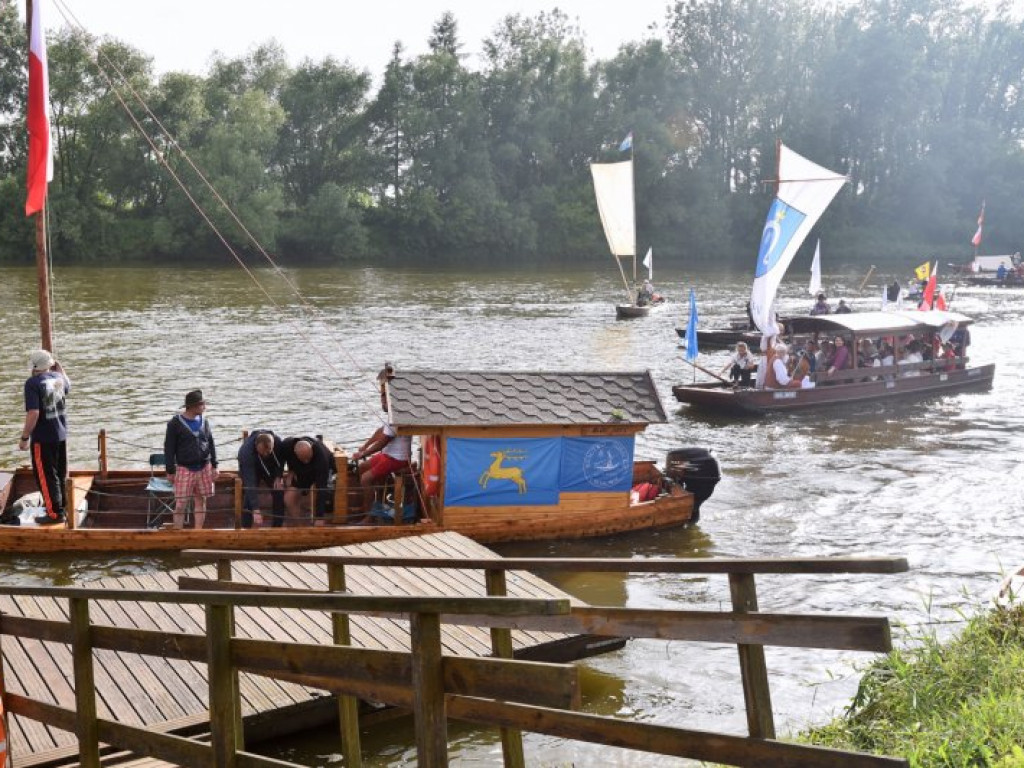 Ulanów. Flisacy, modelki i jednostki pływające z całej Polski [zdjęcia]