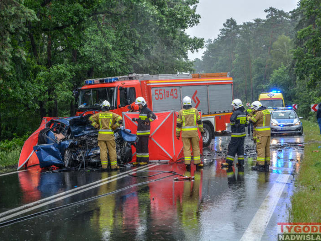 Tragiczny wypadek na trasie Stalowa Wola-Tarnobrzeg. Dwie osoby nie żyją