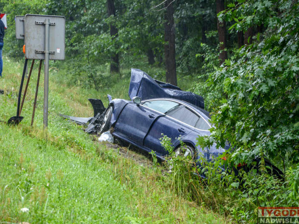 Tragiczny wypadek na trasie Stalowa Wola-Tarnobrzeg. Dwie osoby nie żyją