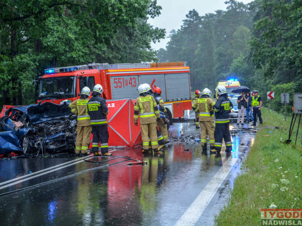 Tragiczny wypadek na trasie Stalowa Wola-Tarnobrzeg. Dwie osoby nie żyją