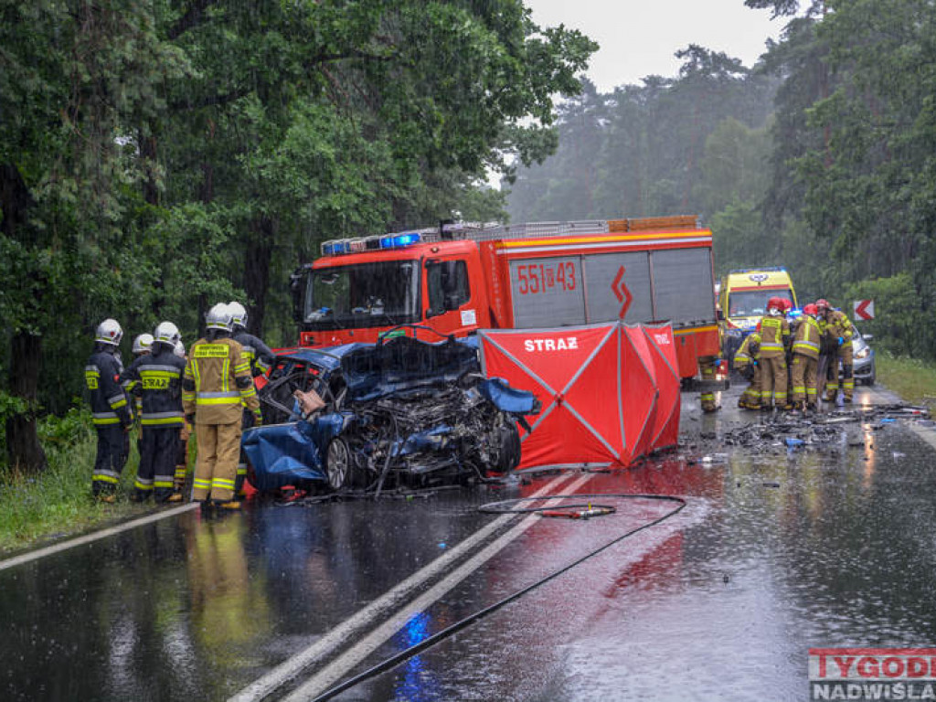 Tragiczny wypadek na trasie Stalowa Wola-Tarnobrzeg. Dwie osoby nie żyją