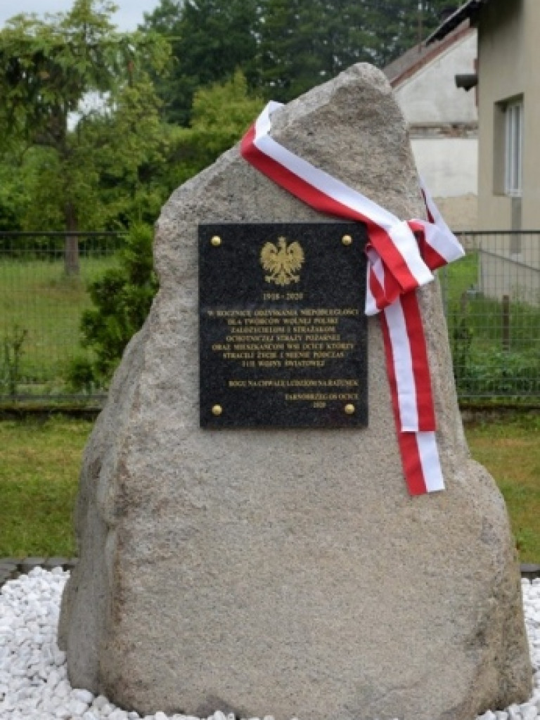 Odsłonili obelisk upamiętniający mieszkańców służących w czasach wojny Ocicom [zdjęcia]