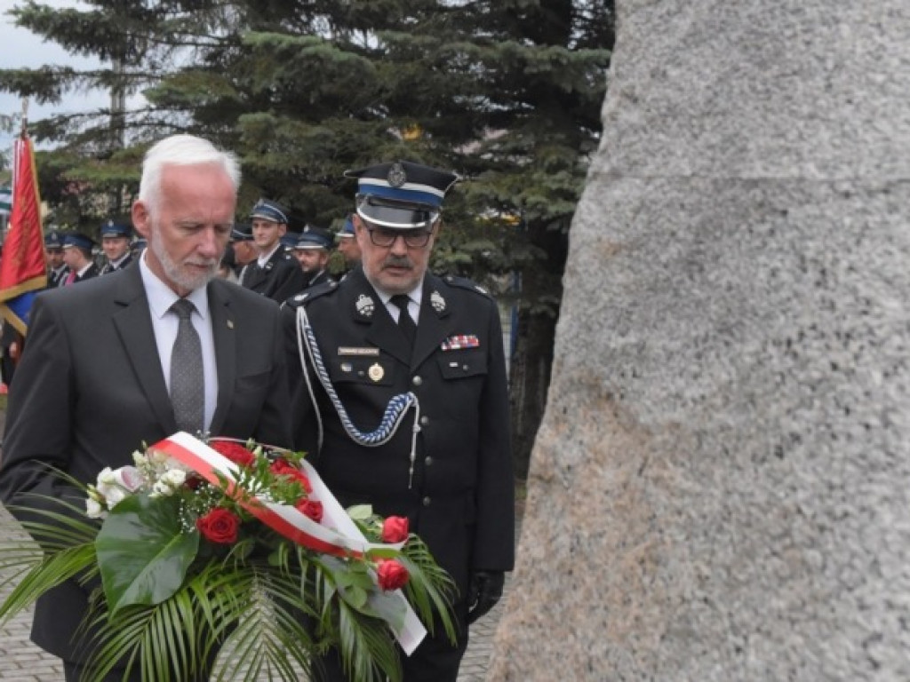 Odsłonili obelisk upamiętniający mieszkańców służących w czasach wojny Ocicom [zdjęcia]