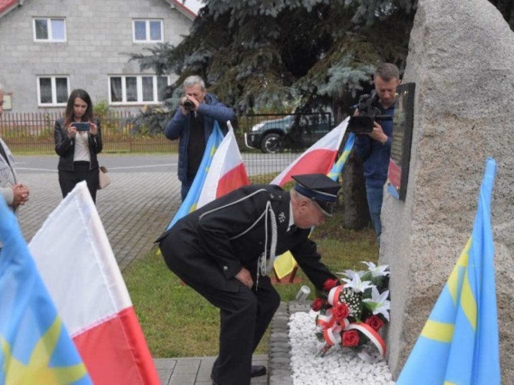 Odsłonili obelisk upamiętniający mieszkańców służących w czasach wojny Ocicom [zdjęcia]