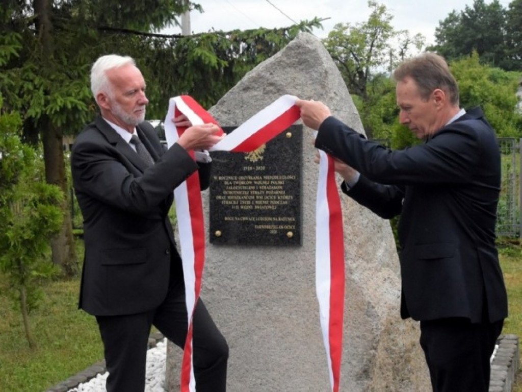 Odsłonili obelisk upamiętniający mieszkańców służących w czasach wojny Ocicom [zdjęcia]