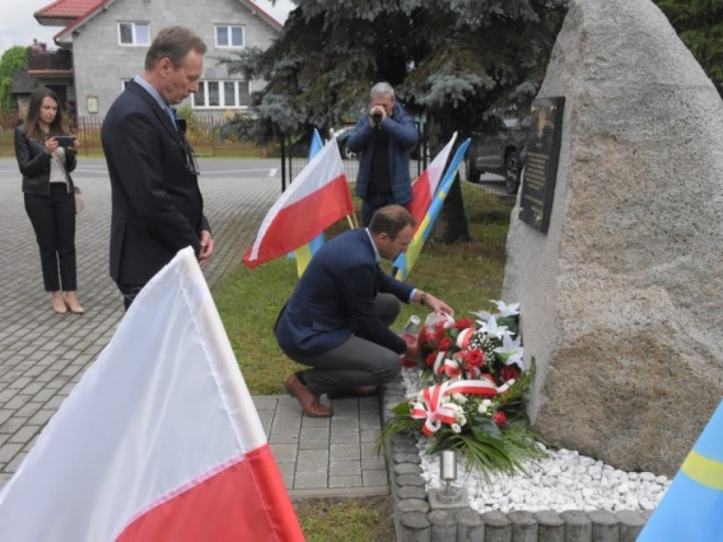 Odsłonili obelisk upamiętniający mieszkańców służących w czasach wojny Ocicom [zdjęcia]