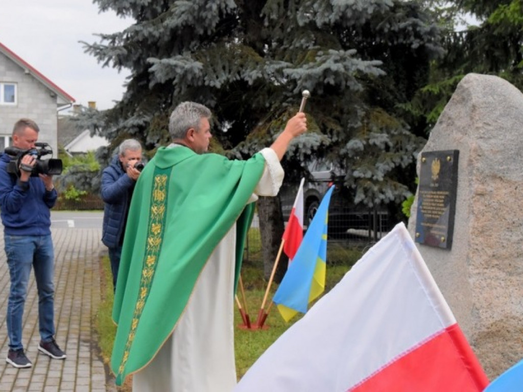 Odsłonili obelisk upamiętniający mieszkańców służących w czasach wojny Ocicom [zdjęcia]