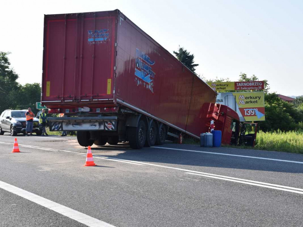 Zderzenie ciężarówek w Łążku w gminie Łoniów. Spore utrudnienia na drodze krajowej nr 9 [zdjęcia]