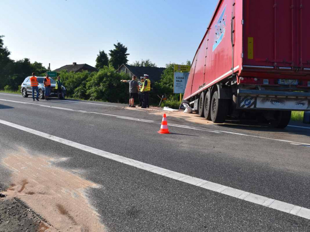 Zderzenie ciężarówek w Łążku w gminie Łoniów. Spore utrudnienia na drodze krajowej nr 9 [zdjęcia]