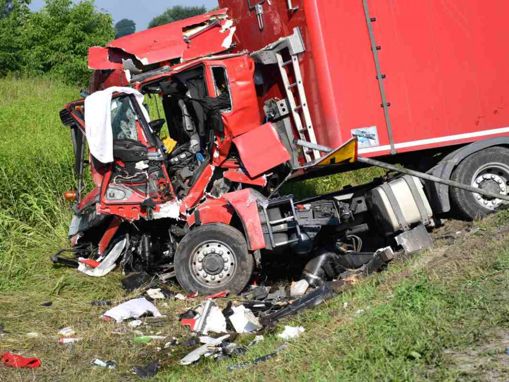 Zderzenie ciężarówek w Łążku w gminie Łoniów. Spore utrudnienia na drodze krajowej nr 9 [zdjęcia]