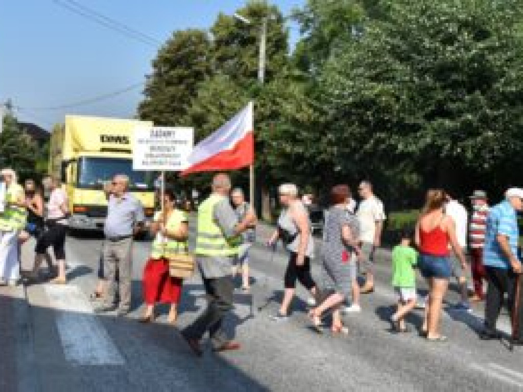 Protest w Klimontowie. Mieszkańcy żądają obwodnicy [wideo], [zdjęcia]