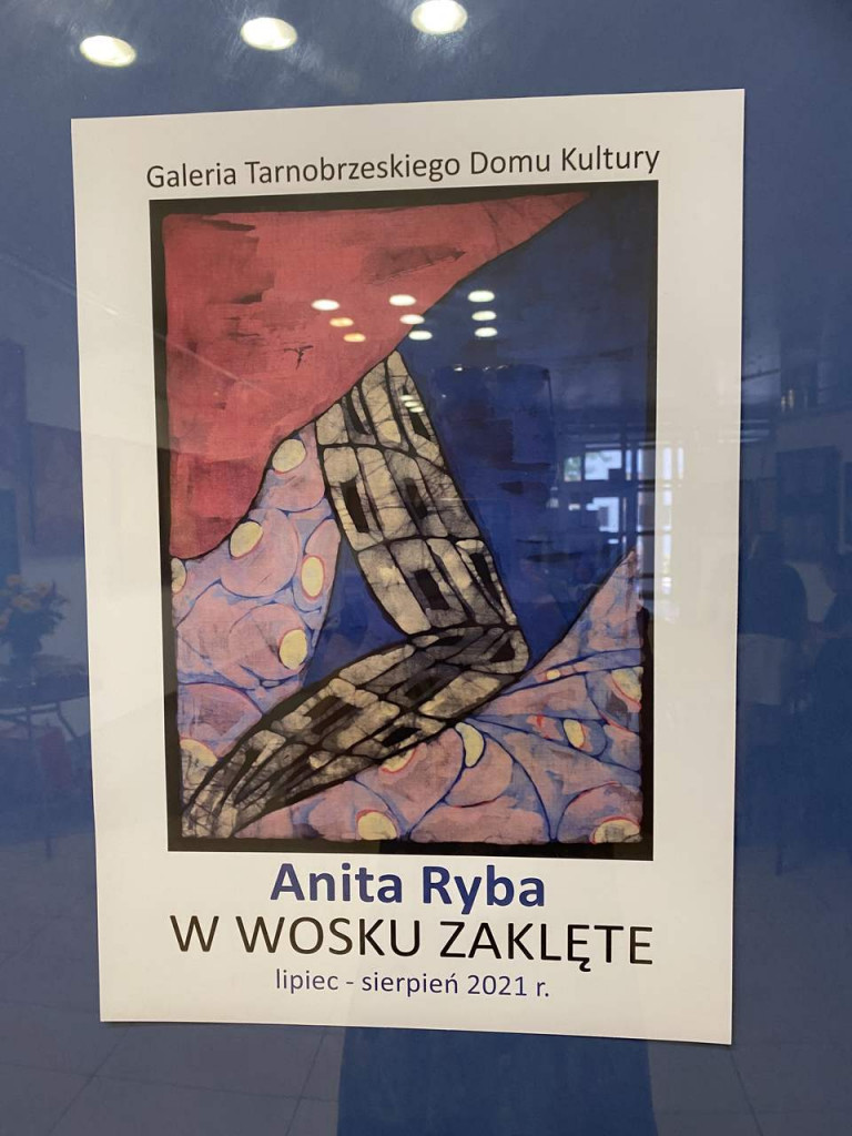Warsztaty z wyplatania koralikowych bransoletek na tle zjawiskowej wystawy w Tarnobrzeskim Domu Kultury [zdjęcia]