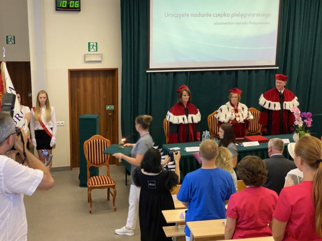Wzruszająca ceremonia nadania czepków pielęgniarskich w Państwowej Uczelni Zawodowej w Tarnobrzegu [zdjęcia]