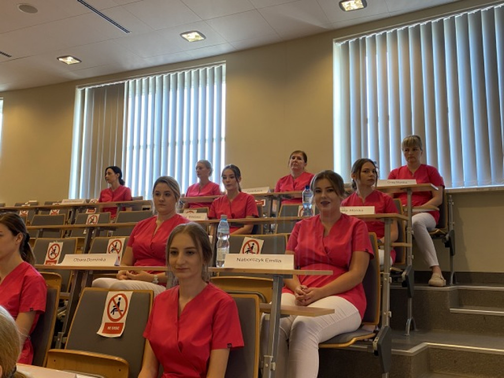 Wzruszająca ceremonia nadania czepków pielęgniarskich w Państwowej Uczelni Zawodowej w Tarnobrzegu [zdjęcia]