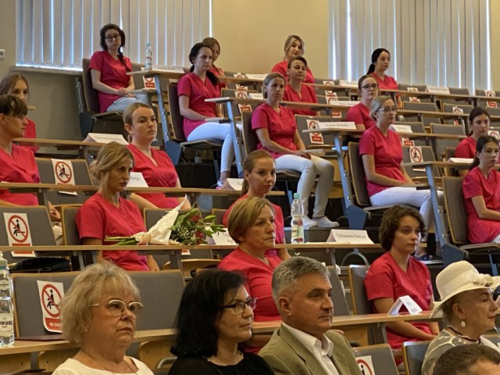 Wzruszająca ceremonia nadania czepków pielęgniarskich w Państwowej Uczelni Zawodowej w Tarnobrzegu [zdjęcia]