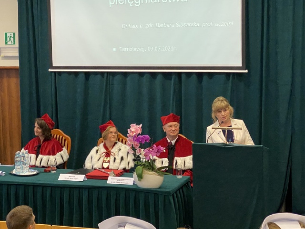 Wzruszająca ceremonia nadania czepków pielęgniarskich w Państwowej Uczelni Zawodowej w Tarnobrzegu [zdjęcia]