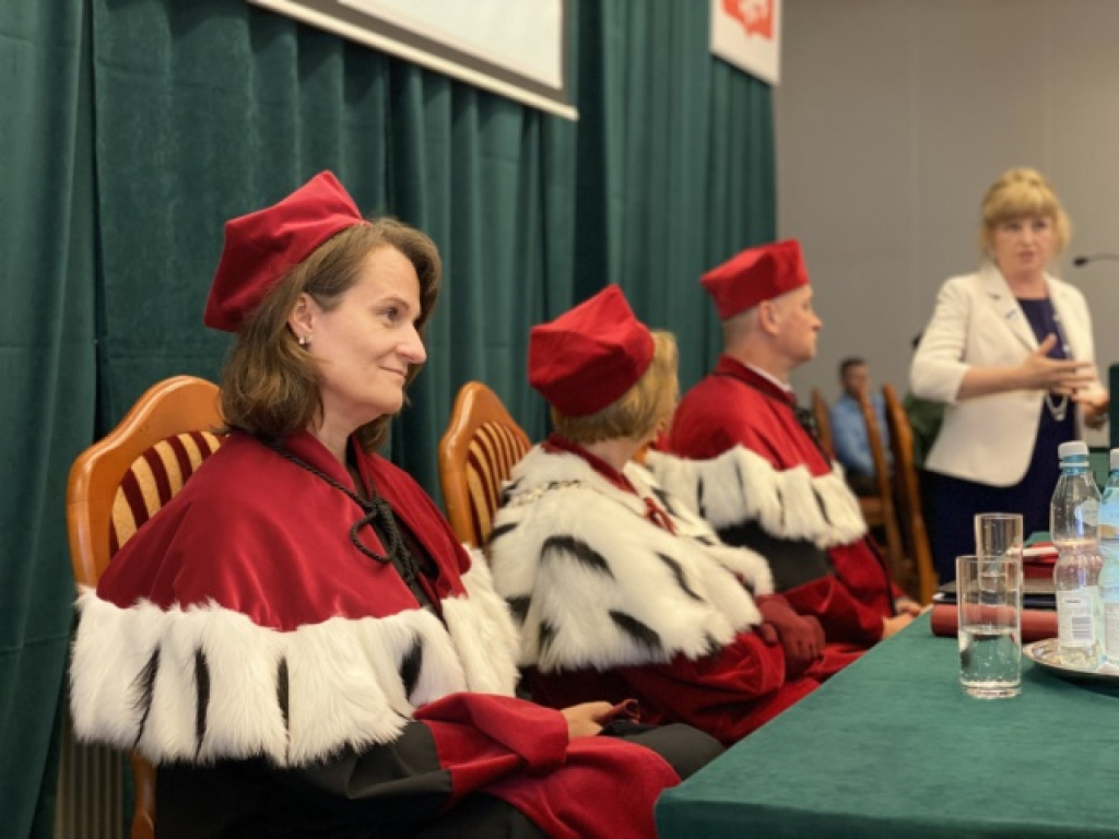 Wzruszająca ceremonia nadania czepków pielęgniarskich w Państwowej Uczelni Zawodowej w Tarnobrzegu [zdjęcia]