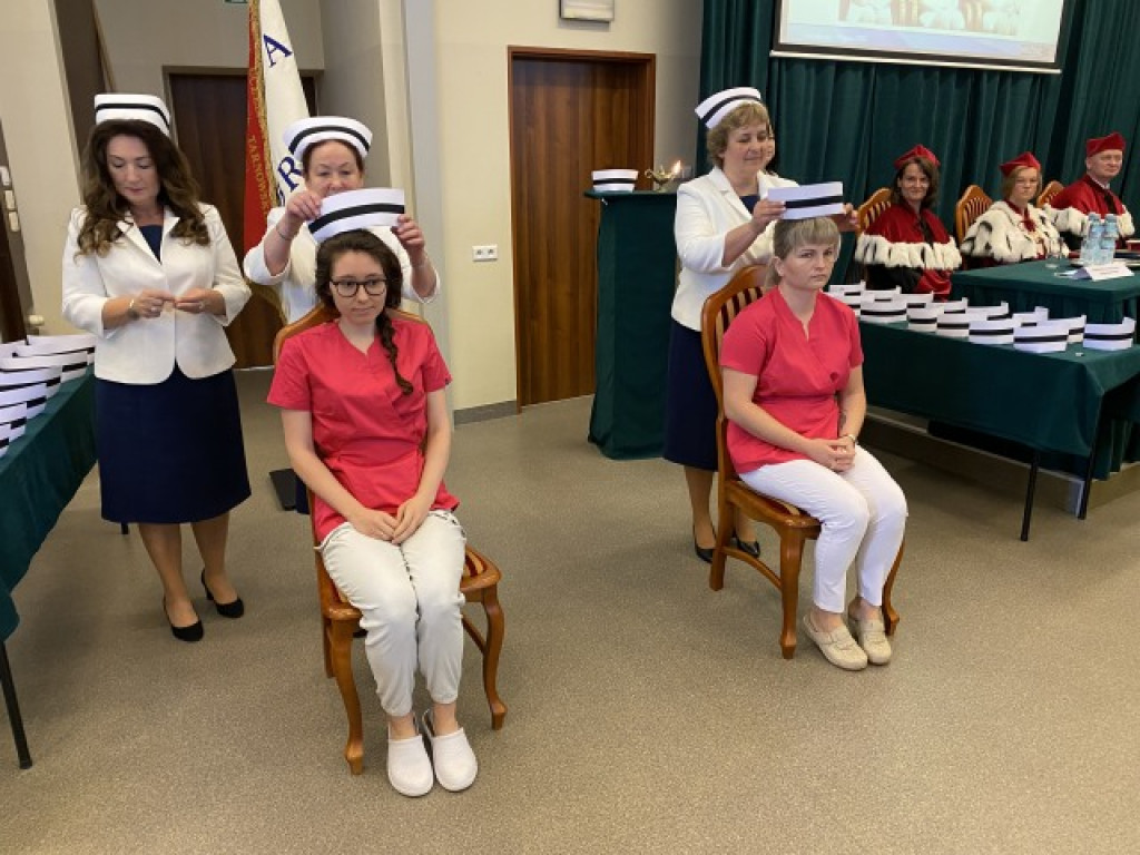 Wzruszająca ceremonia nadania czepków pielęgniarskich w Państwowej Uczelni Zawodowej w Tarnobrzegu [zdjęcia]
