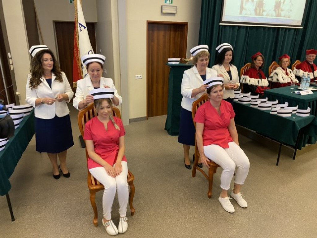 Wzruszająca ceremonia nadania czepków pielęgniarskich w Państwowej Uczelni Zawodowej w Tarnobrzegu [zdjęcia]