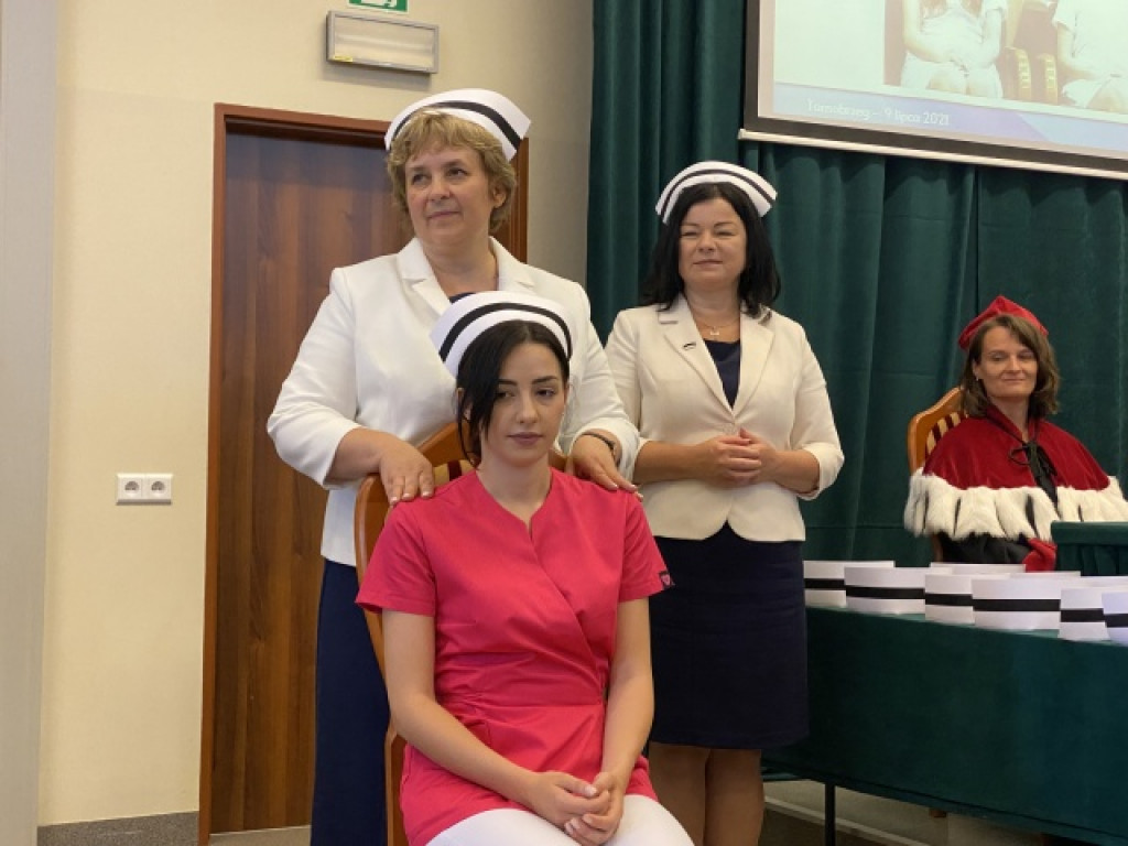 Wzruszająca ceremonia nadania czepków pielęgniarskich w Państwowej Uczelni Zawodowej w Tarnobrzegu [zdjęcia]