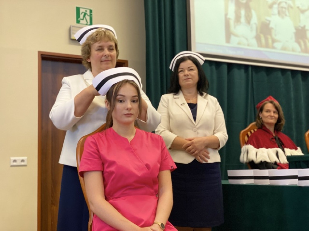 Wzruszająca ceremonia nadania czepków pielęgniarskich w Państwowej Uczelni Zawodowej w Tarnobrzegu [zdjęcia]