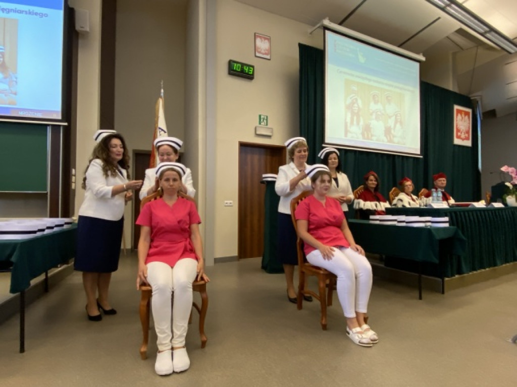 Wzruszająca ceremonia nadania czepków pielęgniarskich w Państwowej Uczelni Zawodowej w Tarnobrzegu [zdjęcia]
