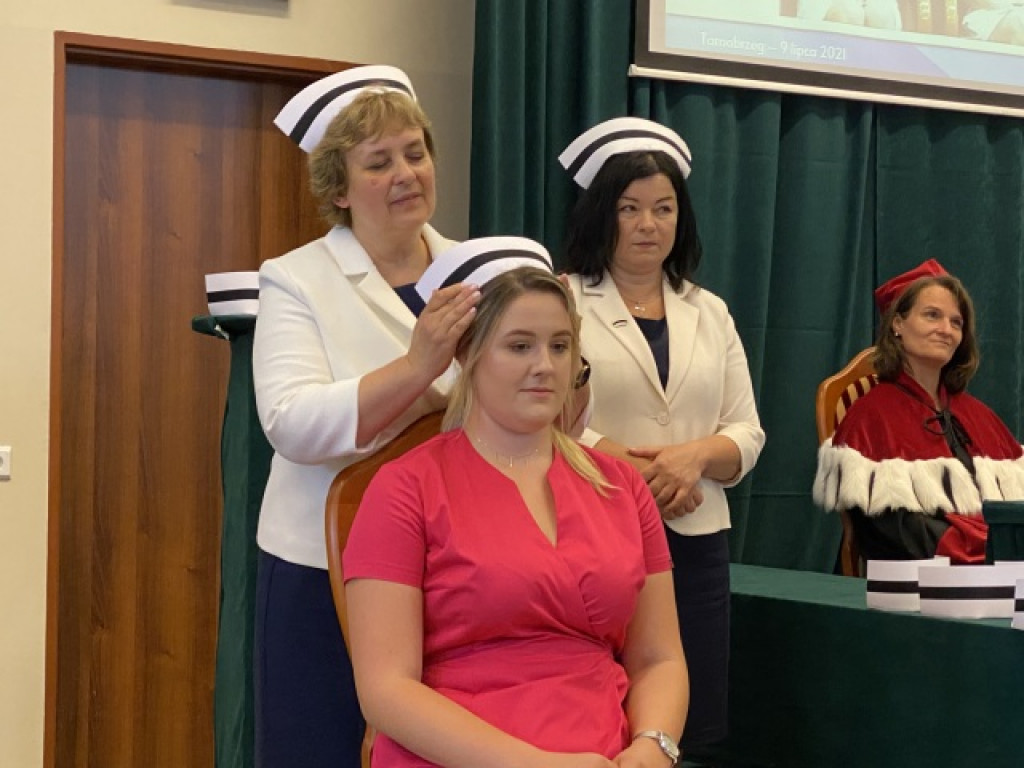 Wzruszająca ceremonia nadania czepków pielęgniarskich w Państwowej Uczelni Zawodowej w Tarnobrzegu [zdjęcia]