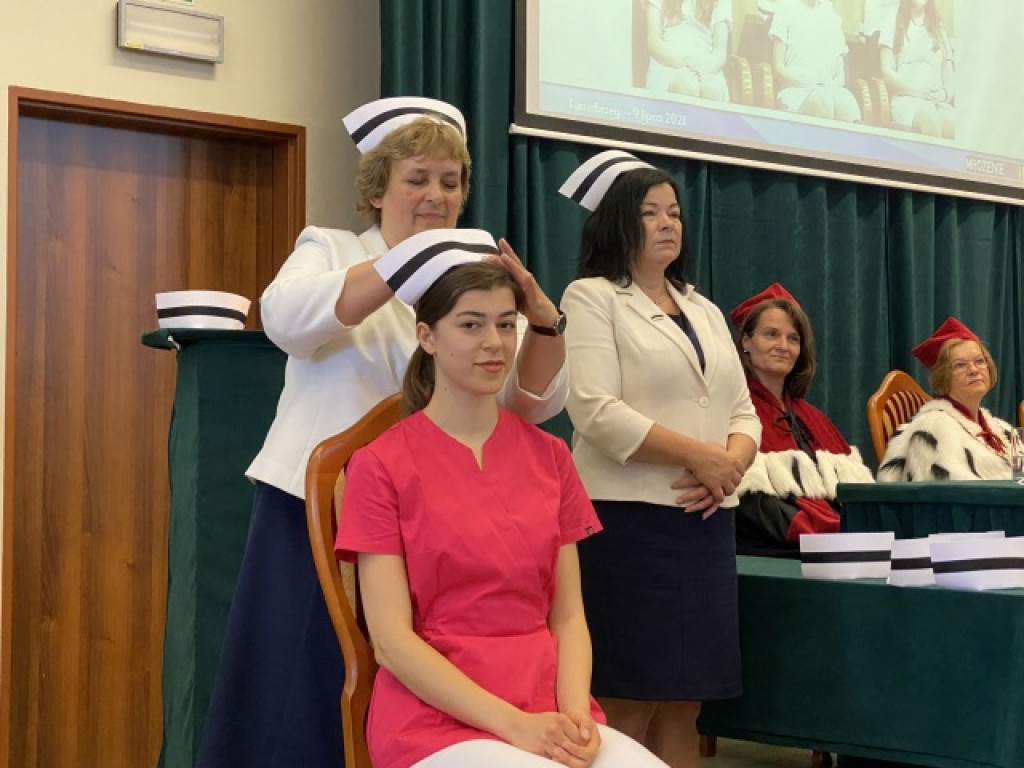 Wzruszająca ceremonia nadania czepków pielęgniarskich w Państwowej Uczelni Zawodowej w Tarnobrzegu [zdjęcia]