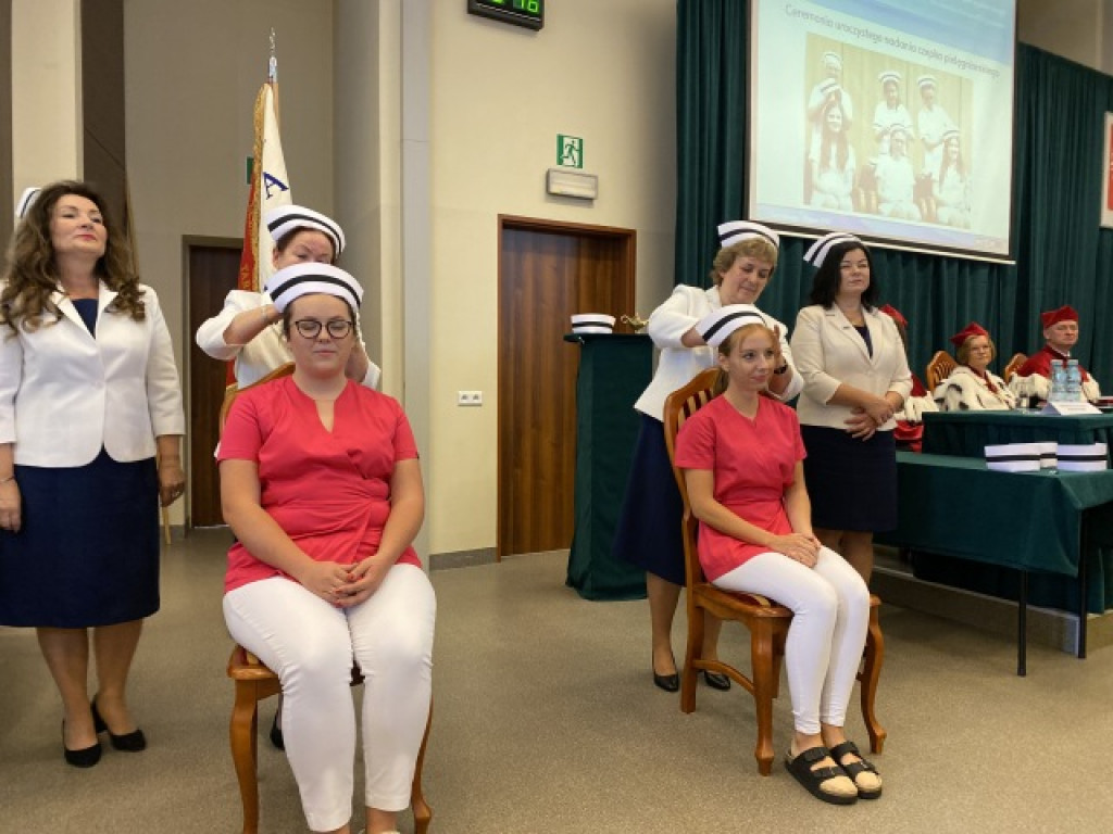 Wzruszająca ceremonia nadania czepków pielęgniarskich w Państwowej Uczelni Zawodowej w Tarnobrzegu [zdjęcia]