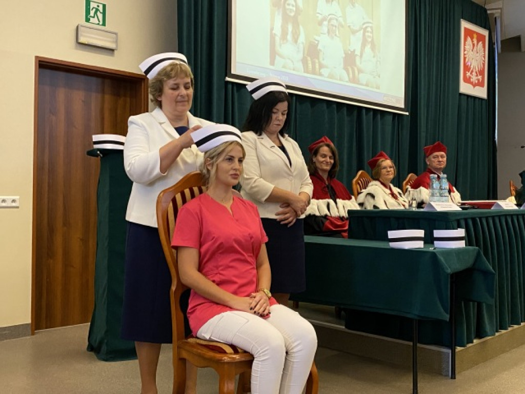 Wzruszająca ceremonia nadania czepków pielęgniarskich w Państwowej Uczelni Zawodowej w Tarnobrzegu [zdjęcia]