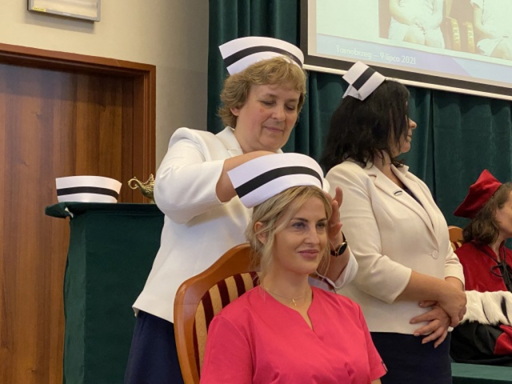 Wzruszająca ceremonia nadania czepków pielęgniarskich w Państwowej Uczelni Zawodowej w Tarnobrzegu [zdjęcia]