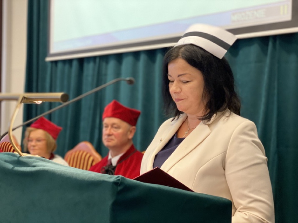 Wzruszająca ceremonia nadania czepków pielęgniarskich w Państwowej Uczelni Zawodowej w Tarnobrzegu [zdjęcia]