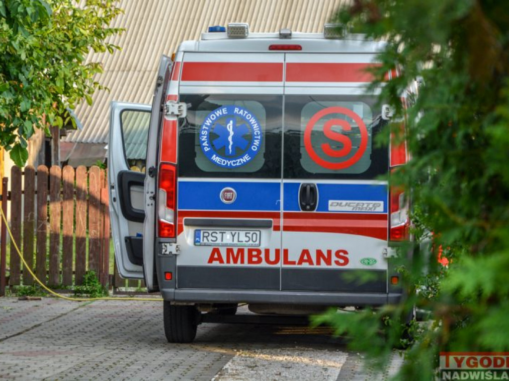 Wypadek w Grębowie! Młody mężczyzna uszkodził kręgosłup w przydomowym basenie [zdjęcia]