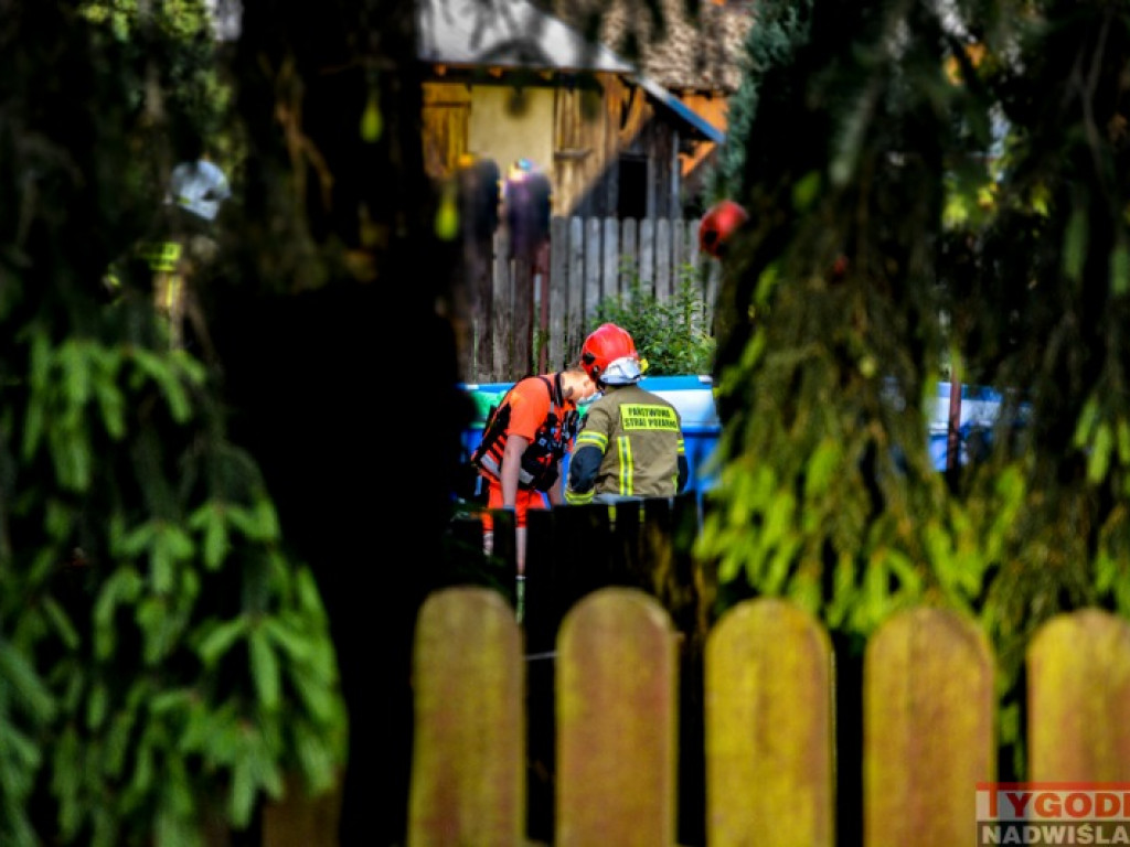 Wypadek w Grębowie! Młody mężczyzna uszkodził kręgosłup w przydomowym basenie [zdjęcia]