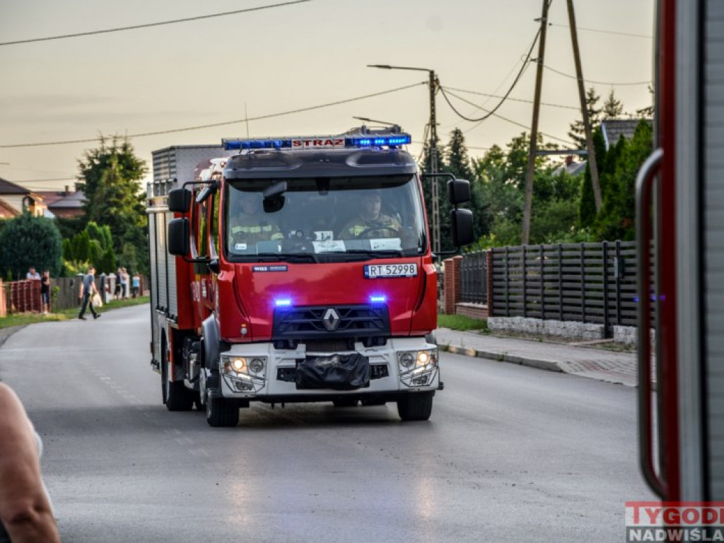 Wypadek w Grębowie! Młody mężczyzna uszkodził kręgosłup w przydomowym basenie [zdjęcia]