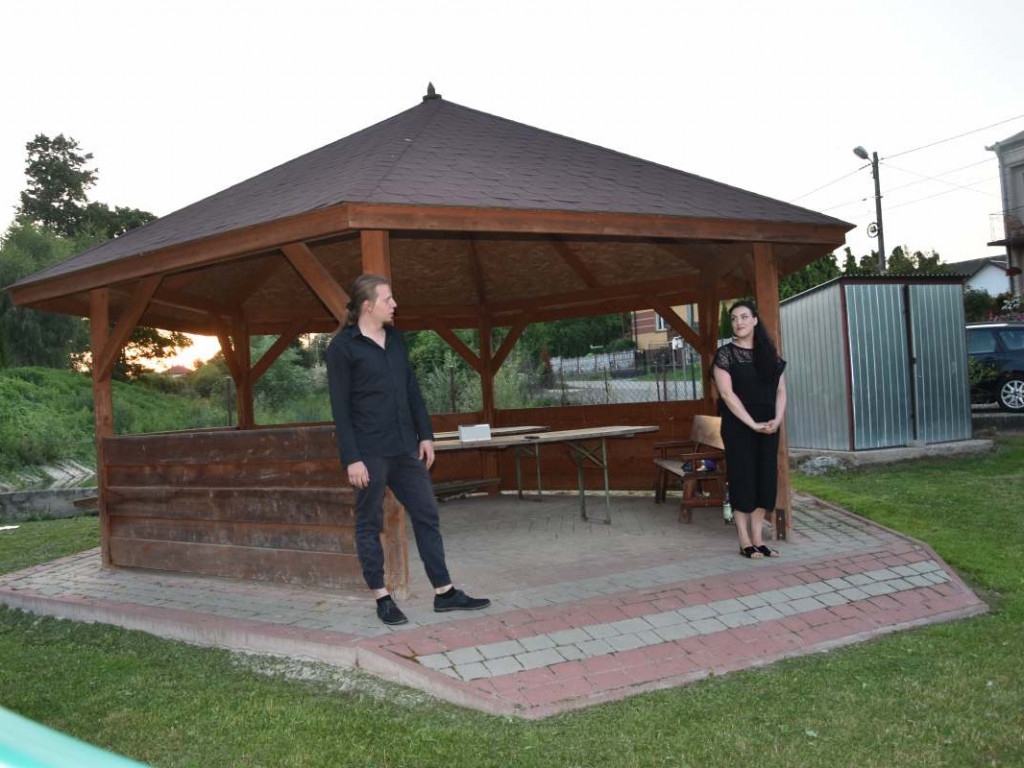 Zaśpiewali operowe arie na wiejskim skwerze [zdjęcia]