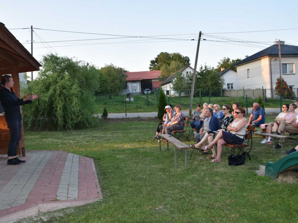 Zaśpiewali operowe arie na wiejskim skwerze [zdjęcia]
