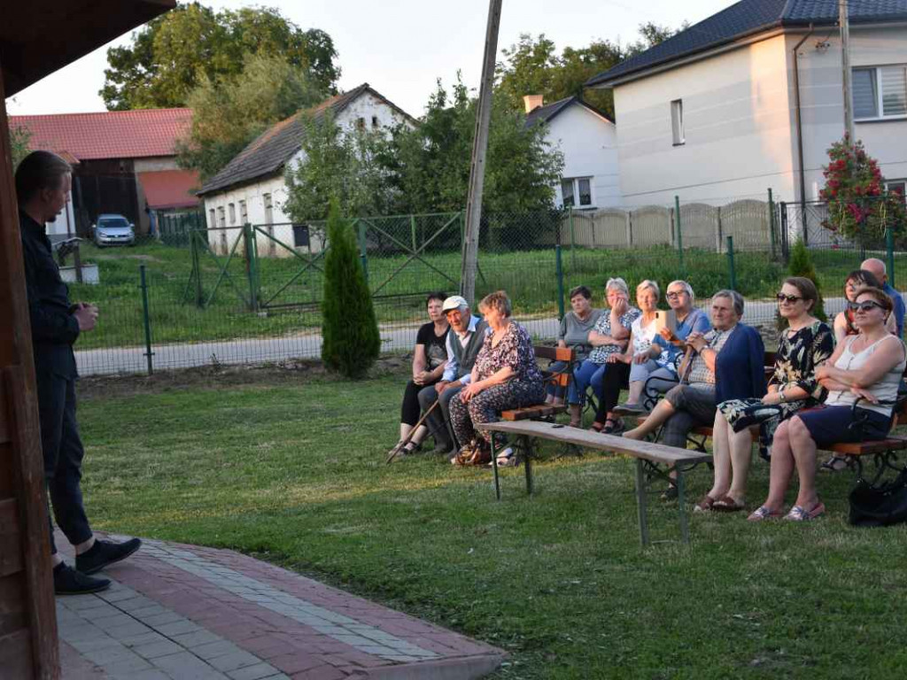 Zaśpiewali operowe arie na wiejskim skwerze [zdjęcia]