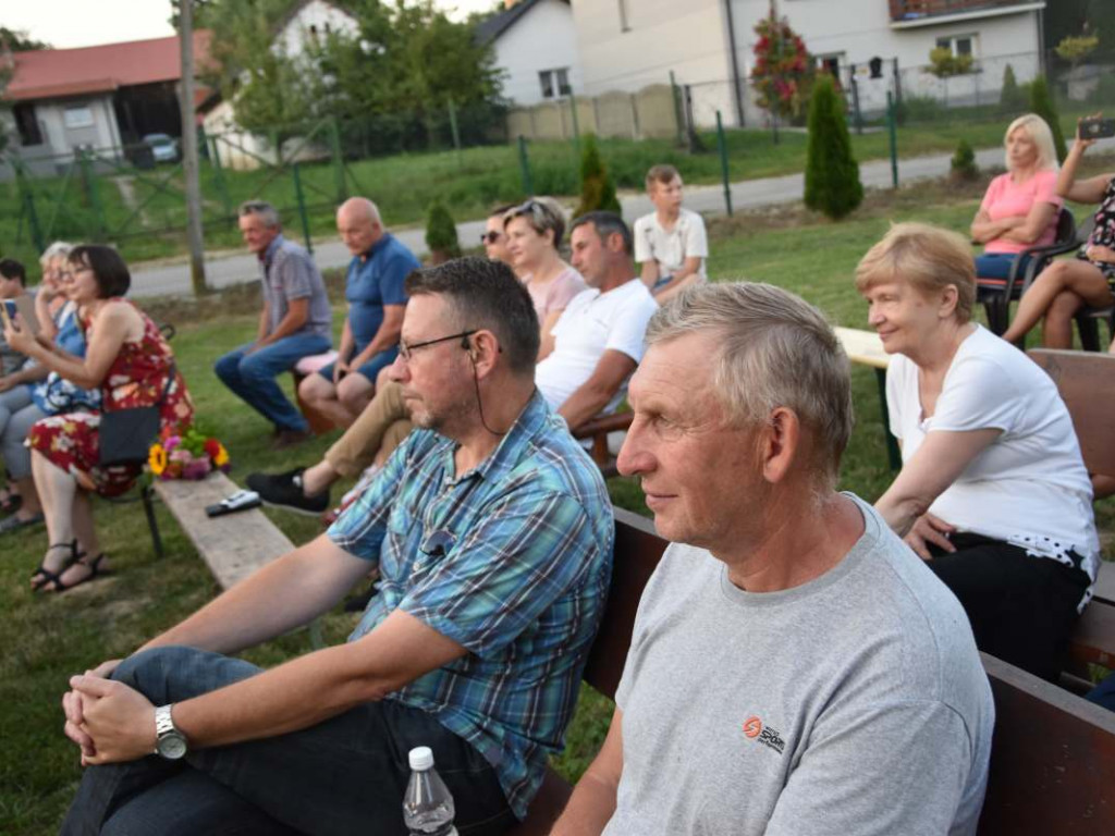 Zaśpiewali operowe arie na wiejskim skwerze [zdjęcia]
