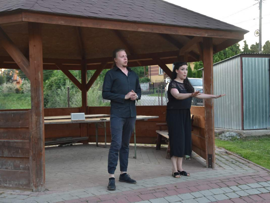 Zaśpiewali operowe arie na wiejskim skwerze [zdjęcia]