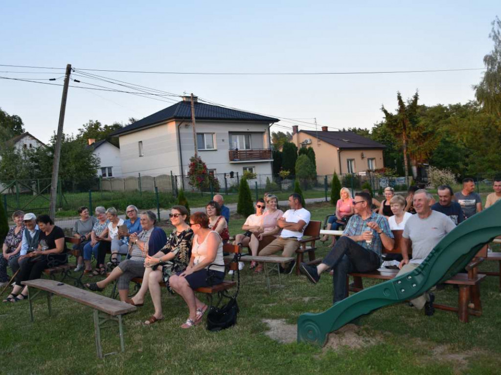 Zaśpiewali operowe arie na wiejskim skwerze [zdjęcia]