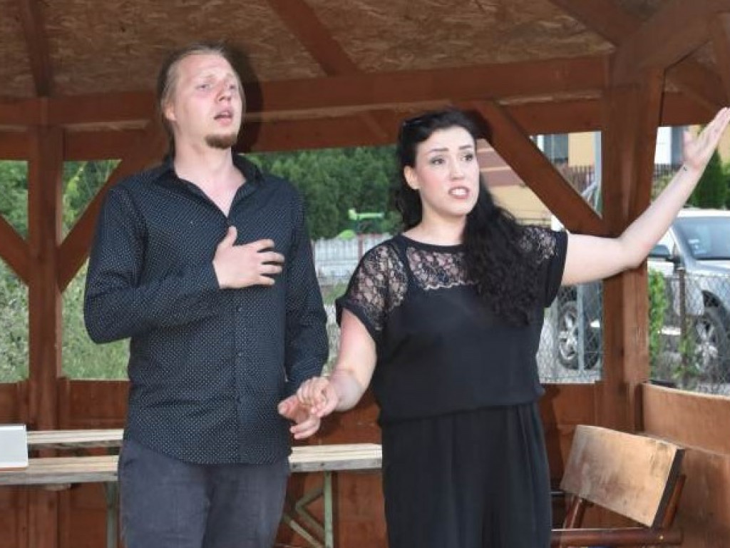 Zaśpiewali operowe arie na wiejskim skwerze [zdjęcia]