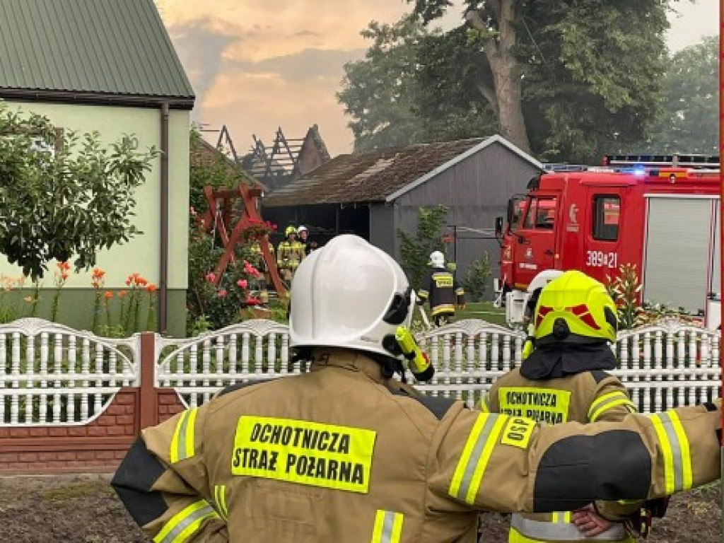 Gm. Gorzyce. 5 zastępów straży gasiło pożar w Orliskach. Budynek gospodarczy spłonął doszczętnie [zdjęcia]