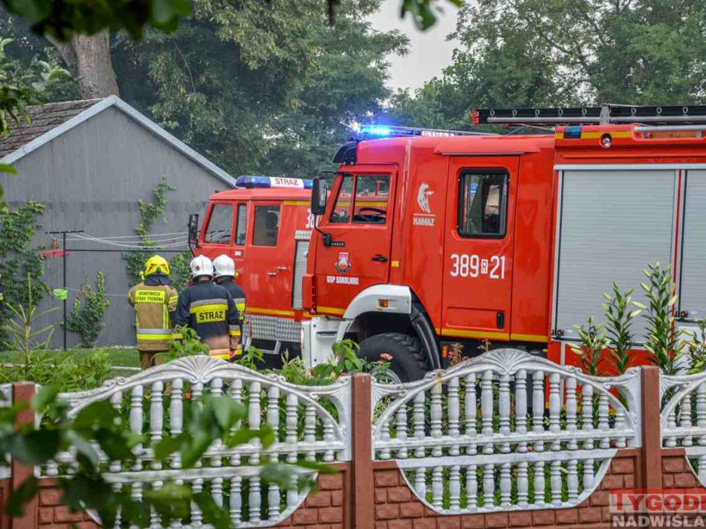 Gm. Gorzyce. 5 zastępów straży gasiło pożar w Orliskach. Budynek gospodarczy spłonął doszczętnie [zdjęcia]
