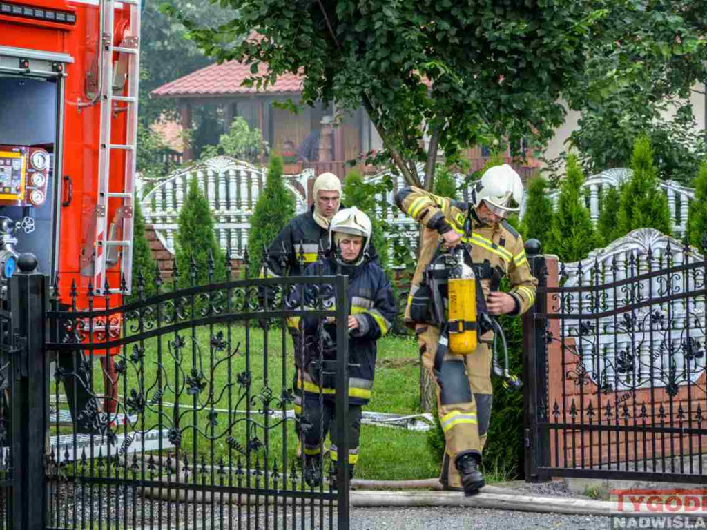 Gm. Gorzyce. 5 zastępów straży gasiło pożar w Orliskach. Budynek gospodarczy spłonął doszczętnie [zdjęcia]