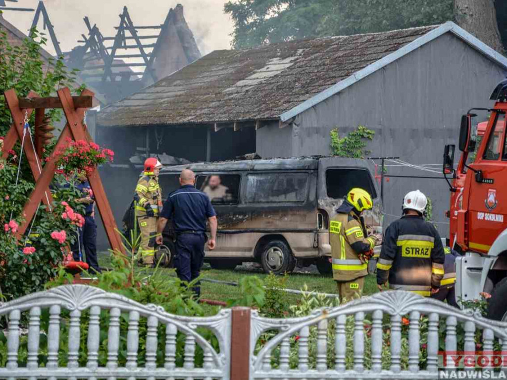 Gm. Gorzyce. 5 zastępów straży gasiło pożar w Orliskach. Budynek gospodarczy spłonął doszczętnie [zdjęcia]