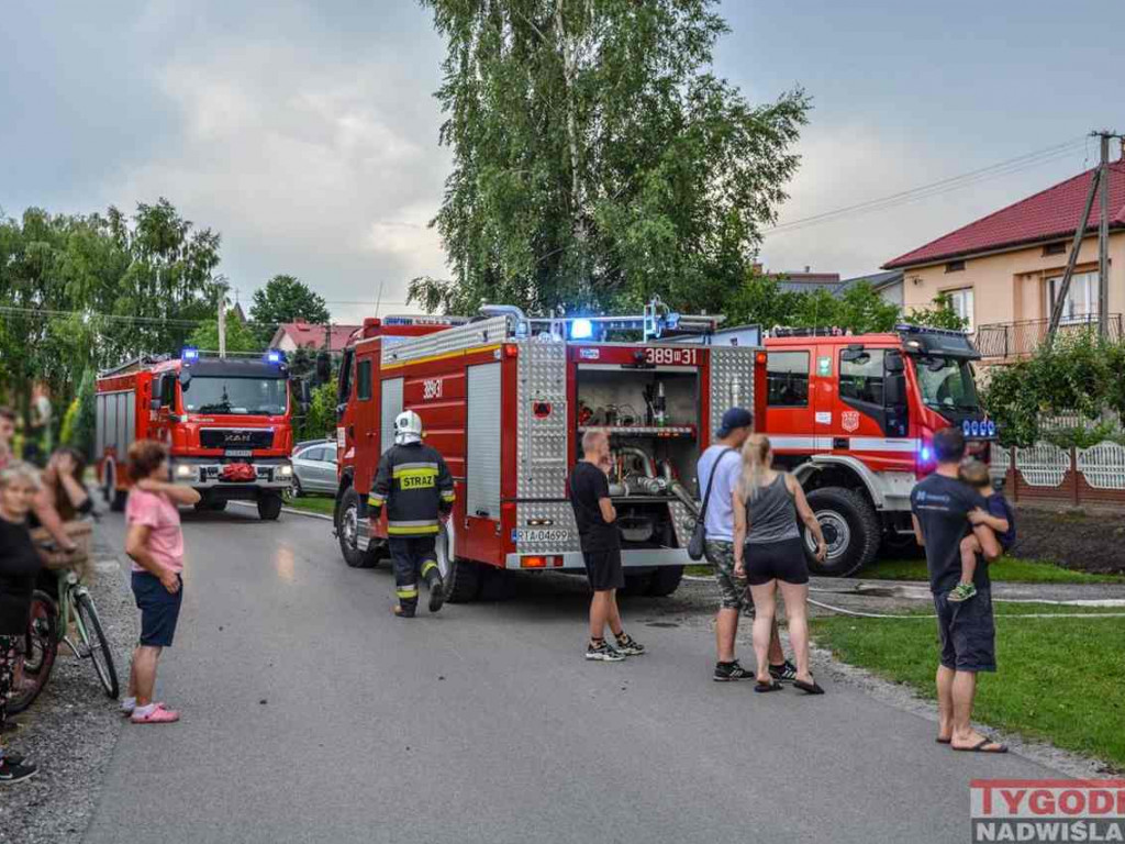 Gm. Gorzyce. 5 zastępów straży gasiło pożar w Orliskach. Budynek gospodarczy spłonął doszczętnie [zdjęcia]